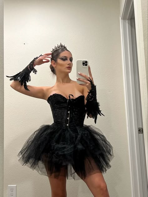 #halloween #blackswan #halloweenideas #halloweencostume Blackswan Halloween Costume, Halloween Cool Costumes, Halloween Style Outfits, Black Swan Kostüm, Black Costume Ideas, Black Swan Outfit, Black Swan Costume Halloween, Black Swan Halloween Costume, Swan Halloween Costume