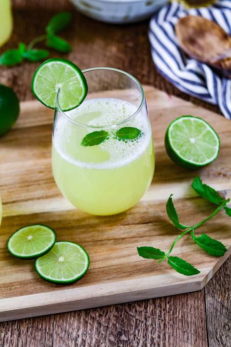 When life gives you limes, you make a Fresh Limeade Recipe! It's naturally sweet, tart and seriously thirst-quenching! Fresh Limeade Recipe, Almond Milk Hot Chocolate, Hot Chocolate Vegan, Vegan Drinks Recipes, Limeade Recipe, Vegan Appetizer, Vegan Lunch Recipes, Vegan Drinks, Vegan Snack