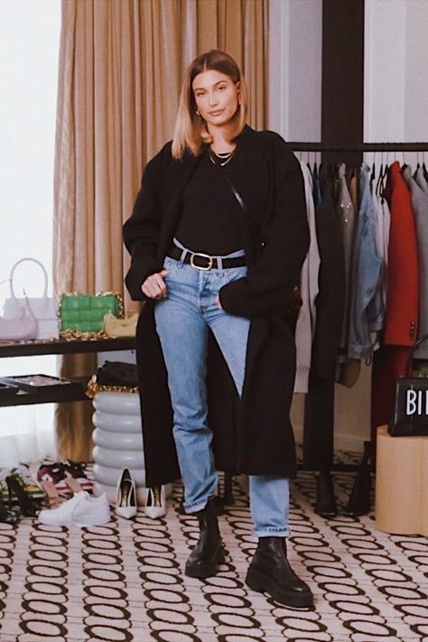 The Row Boots Outfit, Hailey Baldwin Style Winter, Chelsea Boots Street Style, Hailey Baldwin Outfits, Rome Outfits, Hailey Baldwin Style, Hailey Baldwin, Celebrity Street Style, Celebrity Outfits