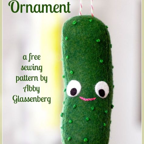 Free Christmas Sewing Pattern: Pickle Ornament Felted Food, Christmas Pickle Ornament, Christmas Sewing Patterns, Pickle Ornament, Library Programming, Christmas Pickle, Quilted Projects, Baby Mobil, Felt Christmas Decorations