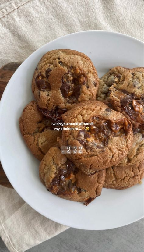 cookie aesthetic Aesthetic Cookies Pictures, Cookies Captions Instagram, Cookies Snapchat Story, Baking Pictures Aesthetic, Cookies Caption, Baking Instagram Story Ideas, Aesthetic Baking Photos, Cookies Instagram Story, Cereal Aesthetic