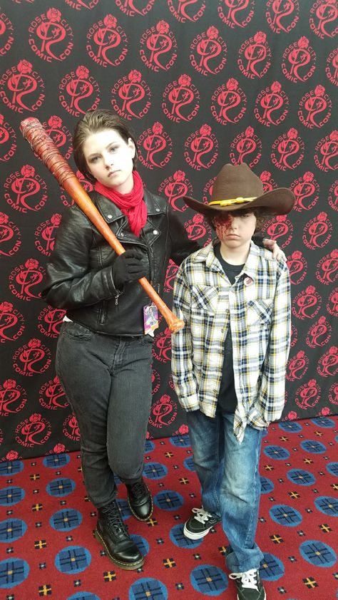 Negan and Carl cosplay| peculiar makeup Negan Twd Halloween Costume, Carl Grimes Costume, Twd Halloween Costumes, Negan Costume, Twd Cosplay, Rick Grimes Costume, Negan And Carl, Carl Costume, Negan Cosplay