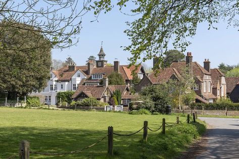 10 Most Picturesque Villages in Buckinghamshire - Discover the Top Villages for a Stay in Buckinghamshire - Go Guides Great Missenden, Sims 4 Cottage, Waddesdon Manor, Georgian Buildings, Medieval Houses, Church Of England, Relaxing Vacations, Stately Home, Roald Dahl