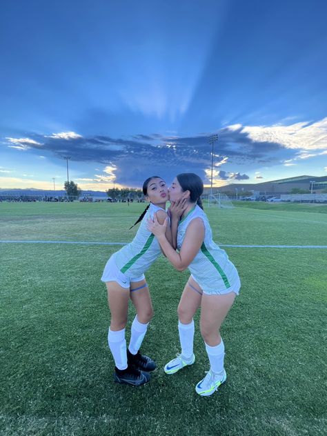 Girl Soccer Outfits, Soccer Girl Outfits, Soccer Pictures Poses Friends, Soccer Inspo Pics, Duo Soccer Poses, Soccer Best Friends, Soccer Aesthetic Girl, Soccer Picture Ideas, Soccer Duo Pictures