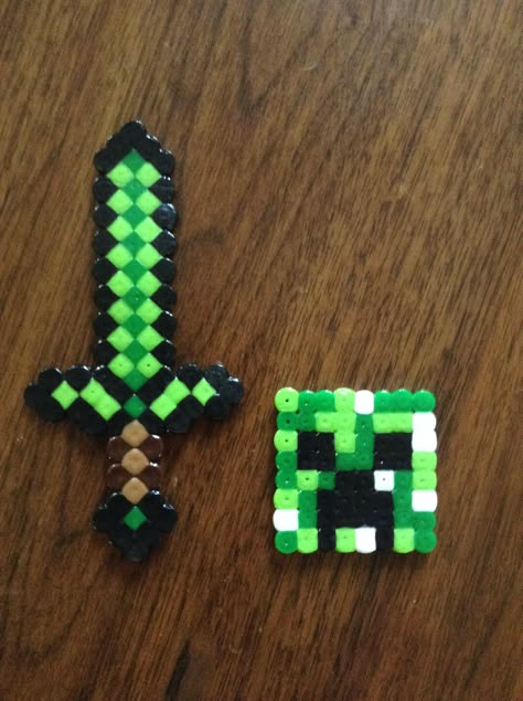 Pearler bead Minecraft creeper head and sword Minecraft Creeper Perler Beads, Minecraft Melty Beads Pattern, Fuse Bead Patterns Minecraft, Perler Bead Minecraft, Hama Minecraft, Melty Bead Designs, Melty Bead Patterns, Easy Perler Beads Ideas, Fuse Bead Patterns