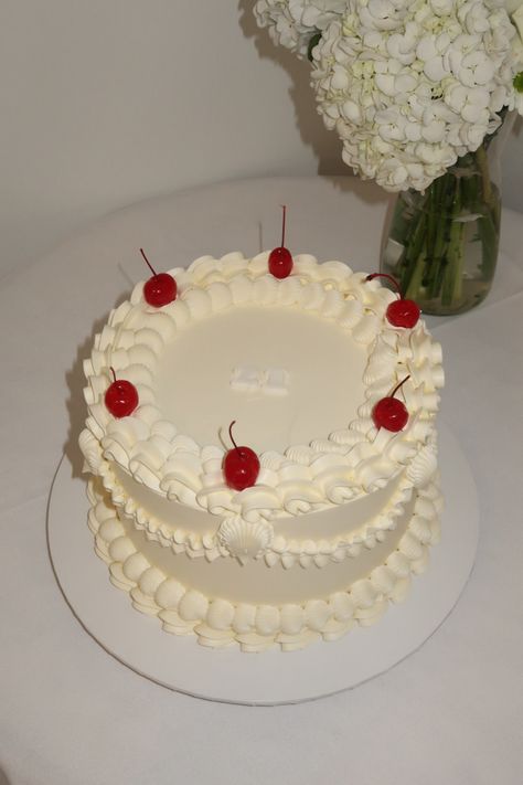 White vintage cake with cherries Vintage Cakes With Cherries, Vintage Cake Cherries, Old School Cake Design, Cherry Vintage Cake, Pink And White Vintage Cake, Vintage Cakes Birthday Aesthetic, Vintage Cake Round, White Cherry Cake, Vintage Circle Cake