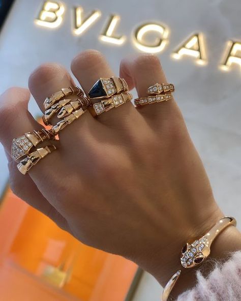 Bulgari Jewelry Aesthetic, Bvlgari Jewelry Gold, Bulgari Gold Jewelry, Bulgari Coin Jewelry, Bulgari High Jewelry, Gold Jewels Design, Bulgari Jewelry, Bvlgari Jewelry, Luxury Bracelet