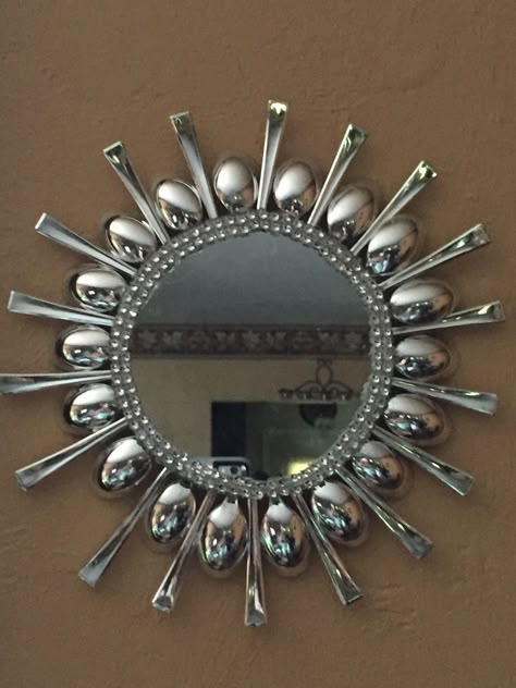 Diy Spoon Mirror, Plastic Spoon Art, Plastic Spoon Crafts, Spoon Craft, Glam Mirror, Dollar Store Diy Organization, Spoon Crafts, Spoon Art, Mirror Crafts