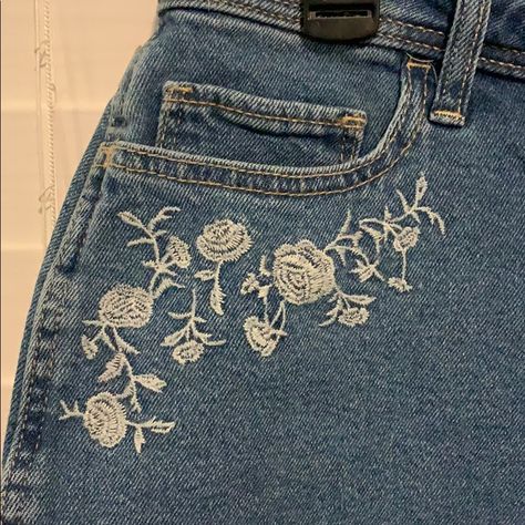 Brand New Never Worn Vintage Has Cute Embroidered Flowers On The Sides The Back Is Slightly Different Color High Rise Boyfriend Shorts Vintage Stretch Has No Flaws Or Stains The Bottom Is Supposed To Look Like That The Front Pocket Can Fit A Phone Never Worn No Stains Or Tears Open To Offers Jean Shorts With Embroidery, Embroidery In Denim, Jean Back Pocket Embroidery, Floral Embroidered Jeans, Embroidery Ideas For Jeans, Art On Jeans Pants, Jeans Embroidery Ideas Patterns, Embroidery On Shorts, Jeans Pocket Embroidery