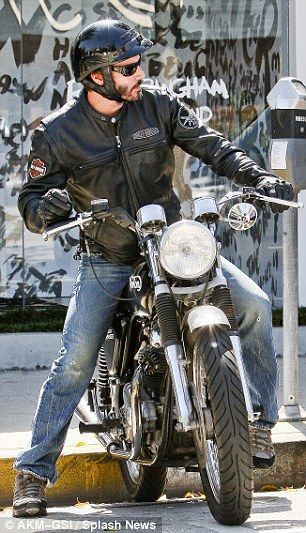 A laid back Keanu rides off on his beloved Norton Commando Roadster. Keanu Reeves Motorcycle, Arch Motorcycle, Harley Davidson Merchandise, Keanu Reeves Life, Norton Motorcycle, Norton Commando, Hybrid Bicycle, Harley Davidson Leather Jackets, Harley Davidson Clothing