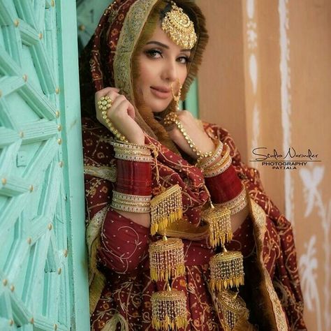 Punjabi Wedding Suit, Bridal Suits Punjabi, Sikh Bride, Bridal Chura, Indian Bridal Photos, Wedding Lehenga Designs, Wedding Lehengas, Latest Bridal Dresses, Indian Bridal Lehenga