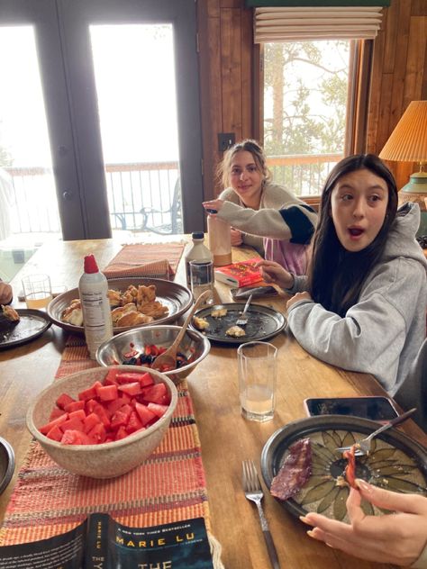 Morning With Friends Aesthetic, Cabin Aesthetic With Friends, Cabin Group Trip, Cabin Breakfast Aesthetic, Cabin Trip With Friends Aesthetic, Cabin Weekend With Friends, Friend Ski Trip, Birthday In The Mountains, Winter Trip With Friends