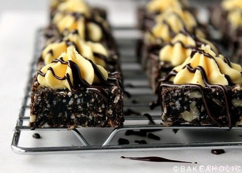 Nanaimo Bar, Bar Bites, Traditional Christmas Food, Nanaimo Bars, Custard Filling, No Bake Bars, Cookie Crumbs, My Grandmother, Great Desserts