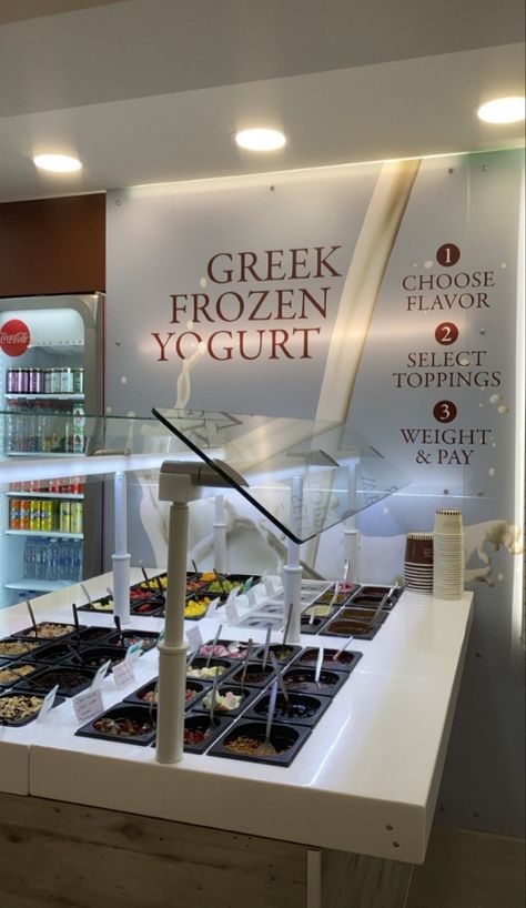 Ice Cream Place Aesthetic, Frozen Yogurt Shop Aesthetic, Frozen Yogurt Shop Design, Ice Cream Store Aesthetic, Toko Aesthetic, Frozen Yogurt Aesthetic, Ice Cream Shop Aesthetic, Frozen Yogurt Store, Chocolate Store Design