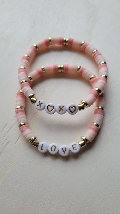 Clay Bead Word Bracelet Ideas, Poly Clay Beads Bracelets, Clay Bracelets With Words, Xoxo Clay Bead Bracelet, Polymer Clay Bead Bracelet Patterns, Polymer Bracelets Diy, Cute Things To Write On Bracelets, Polymer Beads Bracelet, Clay Beads Matching Bracelets