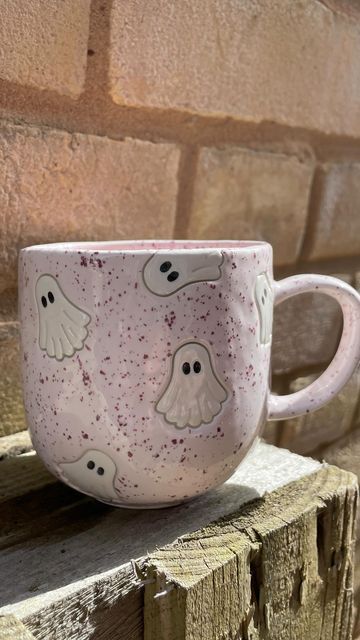 Autumn Mug Painting Ideas, Paint On Mugs Diy, Pottery Glaze Painting, Autumn Mug Painting, Ceramic Painting Ideas Mugs Inspiration, Fall Ceramic Painting Ideas, Pottery Painting Mugs Simple, Pottery Painting Halloween, Clay Mug Painting Ideas