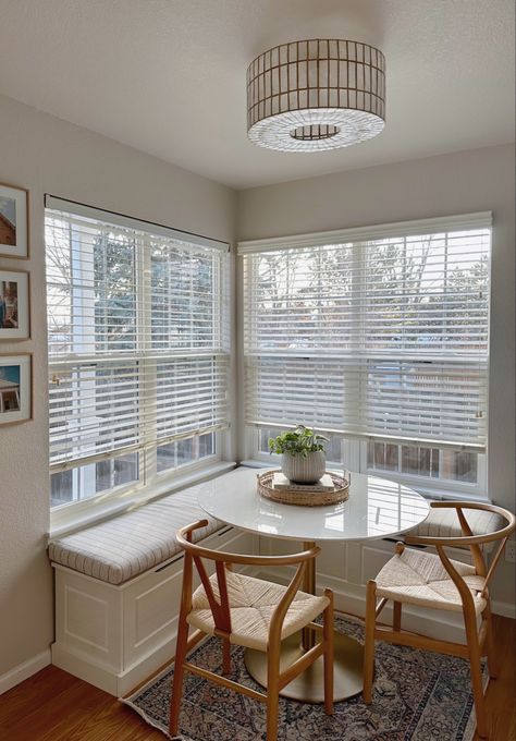 L Shape Breakfast Nook, Breakfast Nook Ideas Bay Window, Upcycle Kitchen, Built In Breakfast Nook, Small Breakfast Nook, Diy Breakfast Nook, Modern Breakfast Nook, Kitchen Booths, Breakfast Nook Bench