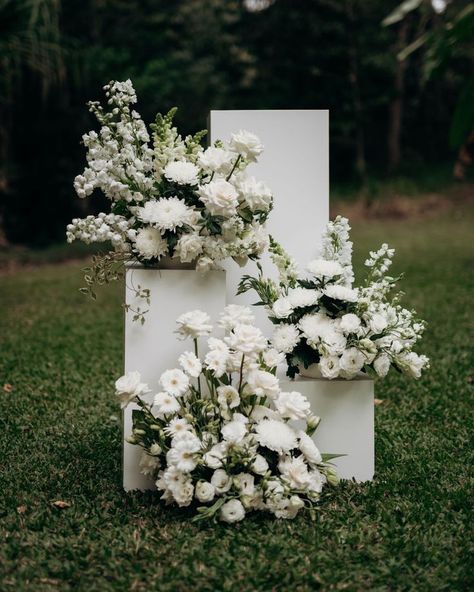 Wedding Floral Aesthetic, Wedding Pedestal Flowers, Flowers On Pedestal, Alter Florals, Entrance Flowers, Ceremony Flowers Aisle, White And Green Wedding Flowers, White And Green Florals, Wedding Dinner Table Setting