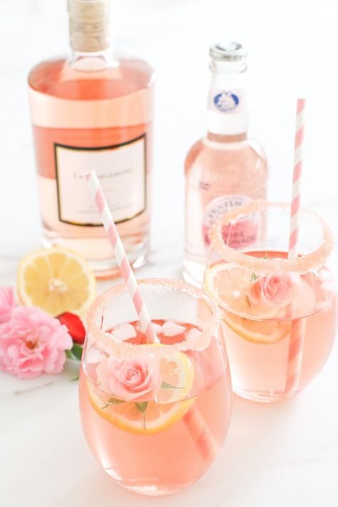 pink cocktails Rosé Cocktail, Rose Cocktail Recipes, Cointreau Cocktail, Tonic Cocktails, Bridal Shower Drinks, Yes Way Rose, Sparkling Lemonade, Rose Lemonade, Rose Cocktail