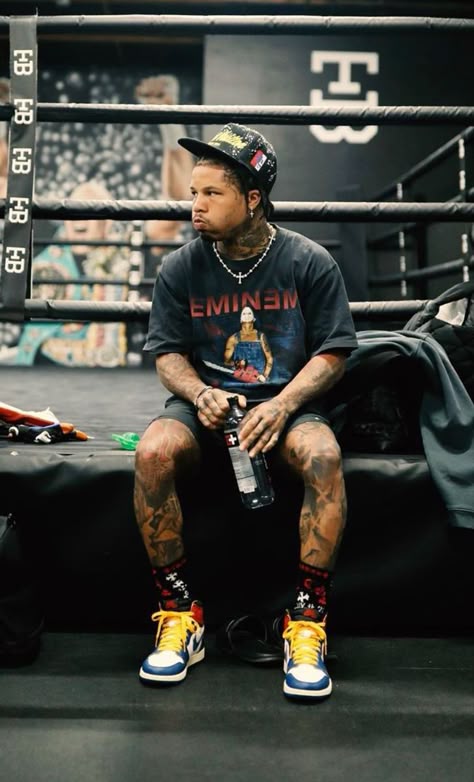 Graphic Tee Mens Outfit, Gervonta Davis Fits, Tank Davis Outfits, Boxing Outfit Men, Gervonta Davis Fashion, Gervonta Davis Wallpaper, Boxing Style Fashion, Boxing Outfits, Boxing Outfit