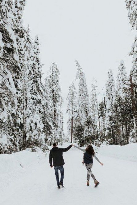 Family Engagement Pictures, Winter Couple Pictures, Winter Engagement Photos Outfits, Yosemite Engagement, Documentary Engagement Photos, Snow Engagement, Snowy Pictures, Winter Make Up, Winter Engagement Pictures