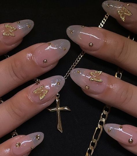 cute nails Gold Bead Nails, Gold Nail Charm Designs, Nails With Gold Diamonds, Gold Nails With Gems, Gold Nail Charms, Gold Nails With Charms, Gold Crystal Nails, Gold Goddess Nails, Pearl And Gold Nails