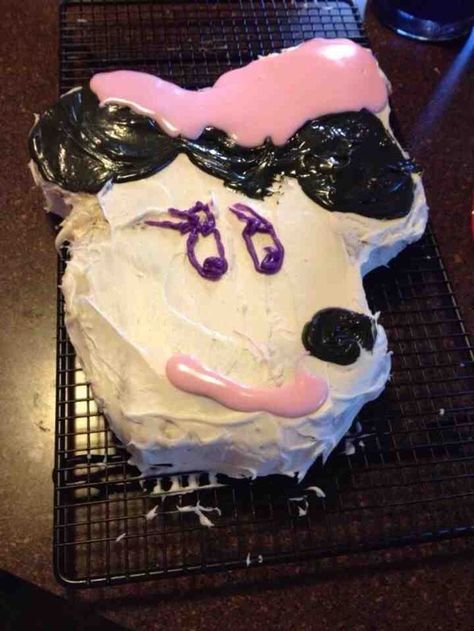 The most forlorn Minnie Mouse ever. | 21 Horrifying And Terrifying Disney Cake Fails Epic Cake Fails, Kue Disney, Baking Fails, Bad Cakes, Cooking Fails, Ugly Cakes, Cake Fails, Disney Cake, Food Fails