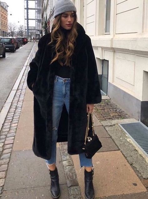 Black Fur Coat Outfit, Faux Fur Coats Outfit, Winter Business Outfits, Fur Coat Outfit, Winter Mode Outfits, Black Fur Coat, Beanie Outfit, Black Faux Fur Coat, Trendy Outfits Winter