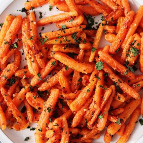 Garlic Parmesan Oven Roasted Baby Carrots Recipe - Simply Happenings Baby Carrots Recipe, Carrots In Oven, Roasted Baby Carrots, Baby Carrot Recipes, Roasted Carrots Recipe, Carrots Recipe, Carrot Recipes, Roasted Carrots, Baby Carrots