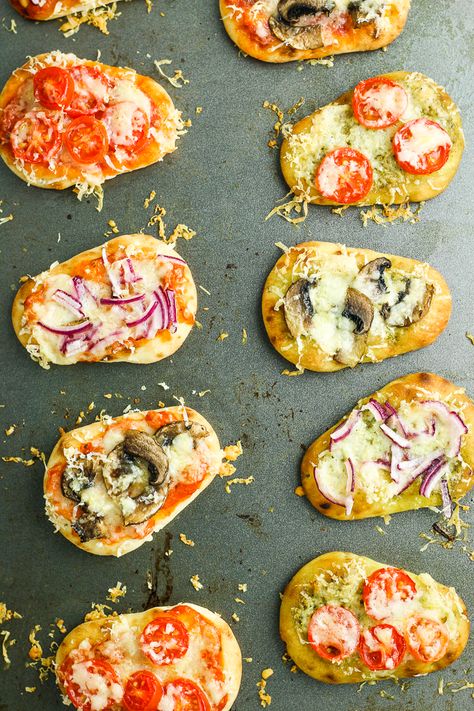 Tapas Pizzas – This tapas pizza recipe is made with Mahon-Mencora cheese, mini naan breads, and fresh veggies for a delicious bite-sized appetizer. Pizza With Bread, Christmas Tapas, Mini Pizza Appetizers, Tapas Ideas, Mini Naan, Rye Bread Recipe, Naan Bread Pizza, Pizza Appetizers, Naan Pizza