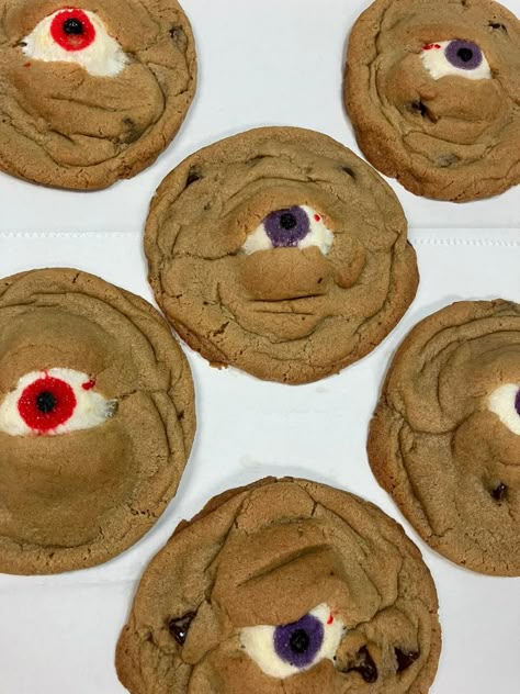 Halloween Themed Cookies, Homemade Halloween Cookies, Spooky Halloween Cookies, Scary Desserts, Halloween Desserts Scary, Eyeball Cookies, Halloween Cookie Designs, Spooky Cookies, Creepy Eyeball