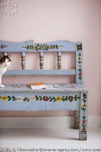 Bedroom Furniture Diy, Art Bench, Painted Benches, Swedish Folk Art, Folk Decor, Organized Living, Scandinavian Folk Art, Painting Furniture, Hand Painted Furniture