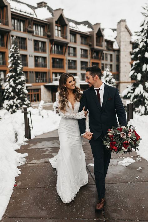 Disco Winter Wedding, Winter Wedding Outdoor Photos, Winter Wedding Party Photos, December Wedding Ideas Winter Bride Dresses, Winter Wedding Poses, Christmas Wedding Photography, Christmas Wedding Photos, Winter Snow Wedding, Late Winter Wedding