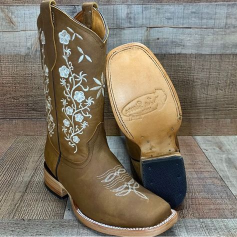 Womens Western Rodeo Square Toe Cowgirl Boots Leather Flower Design Bota Women's Rodeo Cowgirl Boots Genuine Leather!! 254 You Are Buying High Quality Rodeo Genuine Leather Woman Boots!! Proudly Made In Mexico. Note: These Boots Run True To Size. Brand: La Sierra Condition: New With Original Box Western Boots Material: 100% Genuine Leather Toe: Square Toe Note: Leather Color Sometimes Varies Darker Or Lighter Description: Rodeo Western Look. Leather Soles. Never Worn. Water Resistant. Made In Me Vaquera Boots, Square Toe Cowgirl Boots, Cowgirl Boots Square Toed, Cute Cowgirl Boots, Woman Boots, Rodeo Cowgirl, Looks Country, Boots Square Toe, Country Boots