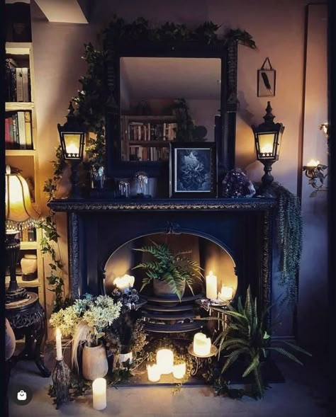 Romantic Gothic Home Decor, Dark Cottagecore House, Gothic Living Room, Goth Houses, Decor Ideas Bedroom, Home Decor Aesthetic, Dark Home Decor, Goth Home, Goth Home Decor