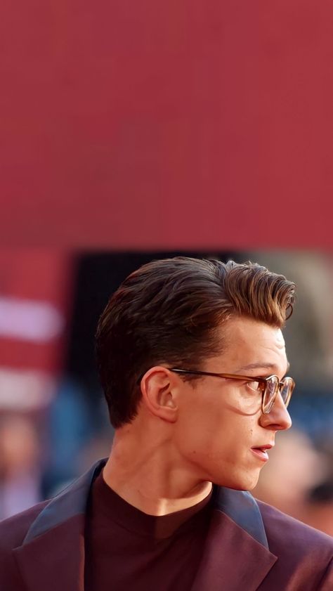 Tom Holland Hairstyle, Tom Holland Hair, Tom Holland Haircut, Tom Holland Wallpaper, Oval Face Men, Short Layer Cut, Crowded Room, Medium Length Wavy Hair, Beard Haircut