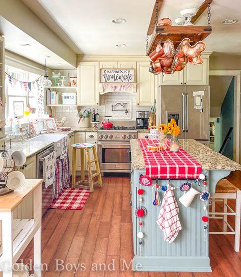 Red White And Blue Kitchen, Decor In Kitchen, White And Blue Kitchen, Farmhouse Eclectic, Vintage Cottage Decor, Barn Kitchen, Rustic Country Kitchens, Diy Home Projects, Blue Mason Jars