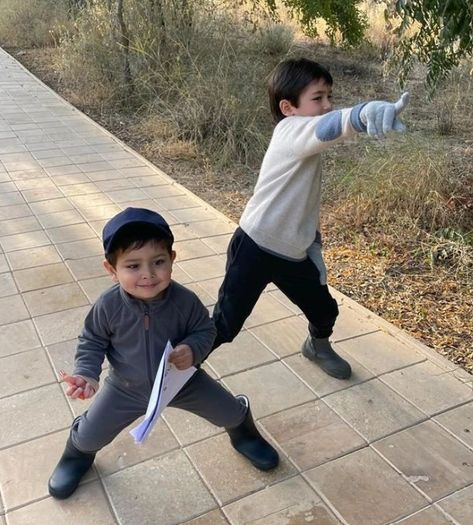 Saif Ali Khan and Kareena Kapoor’s little munchkins, Taimur Ali Khan and Jehangir Ali Khan never fail to awestruck us with their cuteness. Their bua, Saba Ali Khan often takes a trip down memory lane and posts some priceless pictures of the little munchkins. And this time was no different as Saba captured an adorable moment of the Pataudi siblings.    Taimur Ali Khan and Jehangir Ali Khan strike a goofy pose    Taking to her IG handle, Saba posted a picture of Taimur and Jehangir Jehangir Ali Khan, Jeh Ali Khan Pataudi, Jeh Ali Khan, Taimur Ali Khan Pataudi, Taimur Ali Khan, Male Pose, Grumpy Face, Glamour World, Male Pose Reference