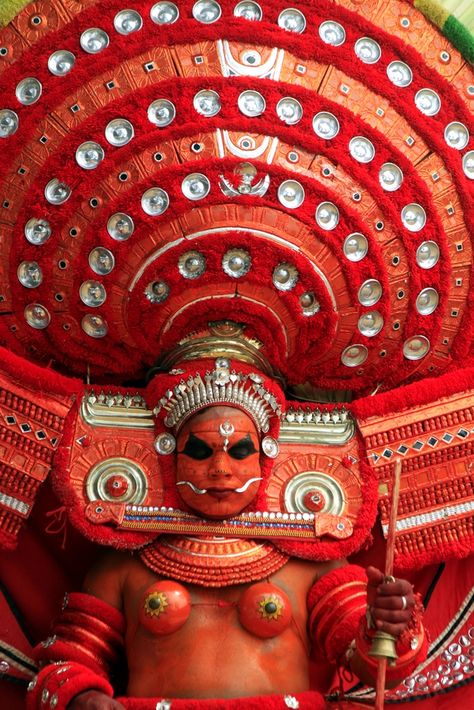 Theyyam : A Ritual Art Form of North Kerala | My India India Places, Indian Classical Dancer, Travel In India, Folk Stories, Portraiture Painting, Hd Wallpapers For Mobile, Traditional Dance, Indian Dance, Indian Folk Art