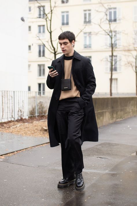 There's Never Been a Better Time for Men's Bags - GQ Jacquemus Bag Men, Fleece Pullover Outfit, Winter Pullover Outfits, Men Aesthetics, Men Wardrobe, Lifestyle Moodboard, Black Ninja, Men Street Styles, Guys Style