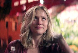 Elizabeth Lail as Guinevere Beck in You (2018) Elizabeth Lail Gif, Marvel Phase 3, Guinevere Beck, Wayward Daughters, Charlie Swan, Ada Resident Evil, Fiona Gallagher, Pretty Gif, Elizabeth Lail