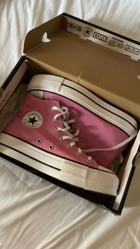 #tenis #rosa 
##paty #amor #rose #aesthetic #instagram #tumblr #achados #achadosdasemana Pink Converse Aesthetic, Converse Aesthetic Outfit, Baby Chucks, Converse Design, Converse Aesthetic, Rose Aesthetic, Pink Streetwear, Converse Star, Pink Converse