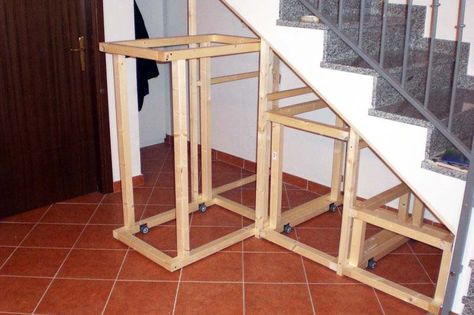 Strutture a forma di parallelepipedo che costituisce lo scheletro dei cassetti scorrevoli 1 Diy Understairs Storage, Gömda Rum, Understair Storage, تحت الدرج, درج السلم, Stairs Renovation, Staircase Storage, Sliding Wall, Under Stairs Cupboard