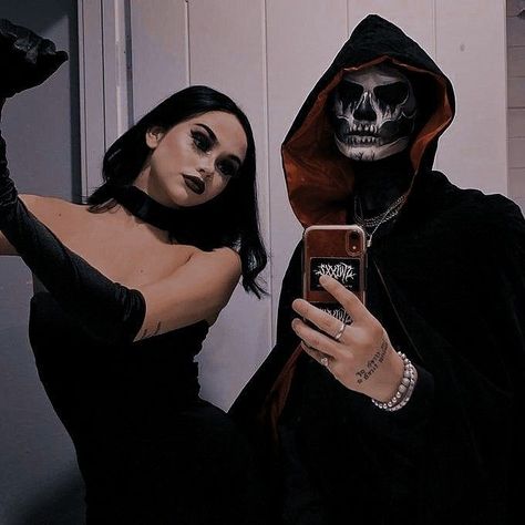 Halloween Parejas, Hallowen Costume, Maggie Lindemann, Fantasias Halloween, Blackest Knight, Dark Photography, Grunge Style, Couples Costumes, Retro Aesthetic