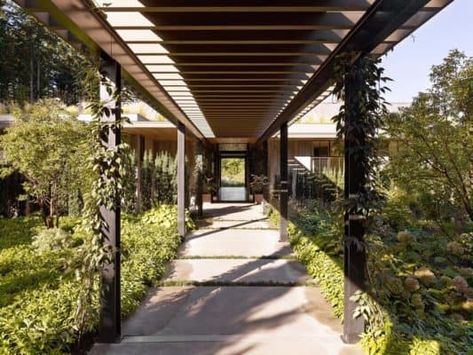 Gorgeous country home in Oregon features barn-like details Unique Entryway, Olson Kundig, Barn House Design, Covered Walkway, New West, Master Gardener, Modern Barn, Country Garden, Garden House