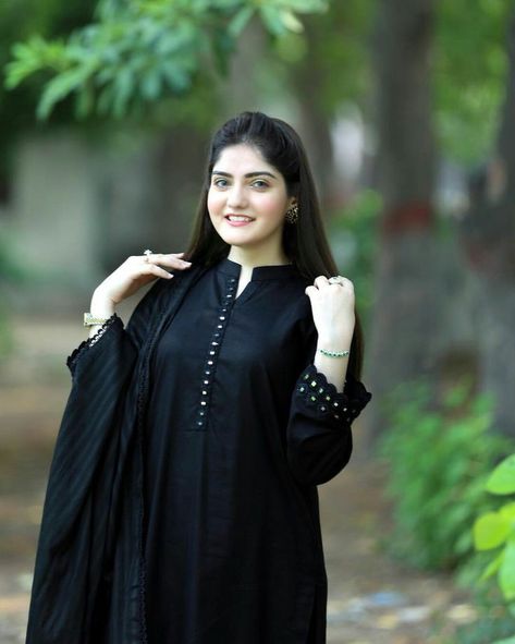 Black dress Dress Desgines, Barat Dress, Arabic Beauty, Plain Suit, Black Kurti, Pant Design, Gorgeous Black Dress, Casual Frocks, Girls Black Dress