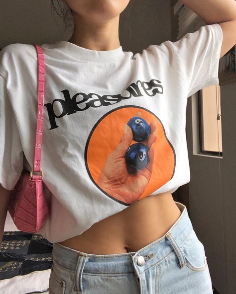 can always be found tucking my t-shirts into my bra 💕👕🧡 Fashion Bug, T Shirt Bra, Fashion Killa, Outfits Casuales, Look Cool, Fitness Inspo, Get Dressed, Look Fashion, Aesthetic Clothes