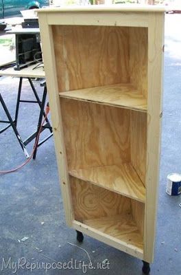 how to make a corner cupboard Built In Corner Shelves, Corner Cabinet Diy, Diy Corner Cabinet, Diy Shelves Design, Diy Corner Shelves, Bedroom Furniture Redo, Diy Shelves Ideas, Diy Corner Shelf, Beadboard Wallpaper