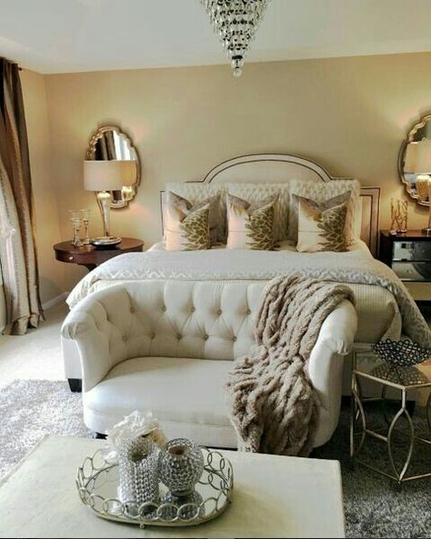 Small loveseat at the end of bed for doggies Matter Bedroom, Farah Merhi, Relaxing Decor, Mini Couch, Future Bedroom, Bedroom Bliss, Bedroom Setup, Dreamy Bedrooms, Elegant Bedroom