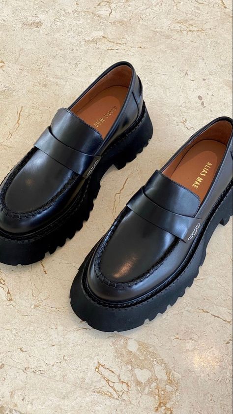 Mens Smart Casual Shoes, Chunky Loafer, Gents Shoes, Fashion Models Men, Mens Casual Outfits Summer, Alias Mae, Chunky Loafers, Classy Shoes, Loafer Shoes Women